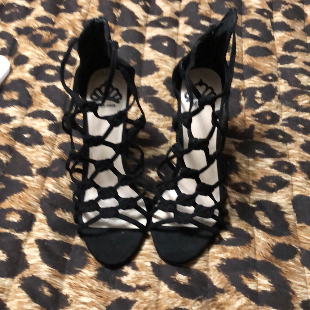 Fregalicious Black size 7 1/2, 4” Heels, Lace w/zipper.